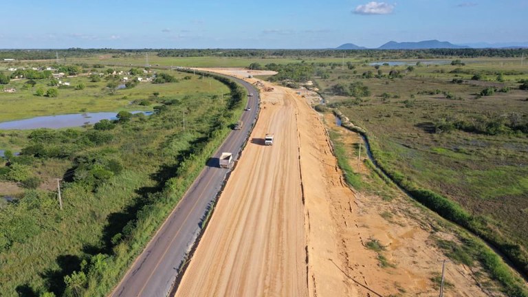 Rodovia em obra em direção à fronteira