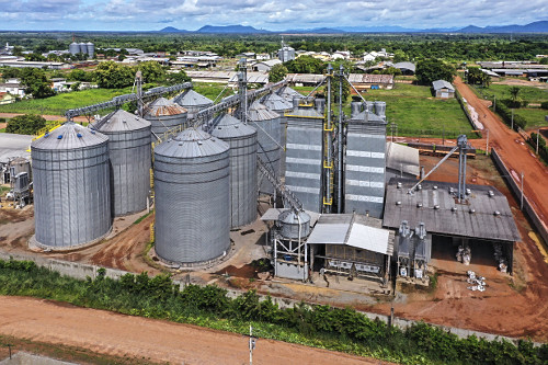 Operação de carga com caminhões no porto do Rio Branco