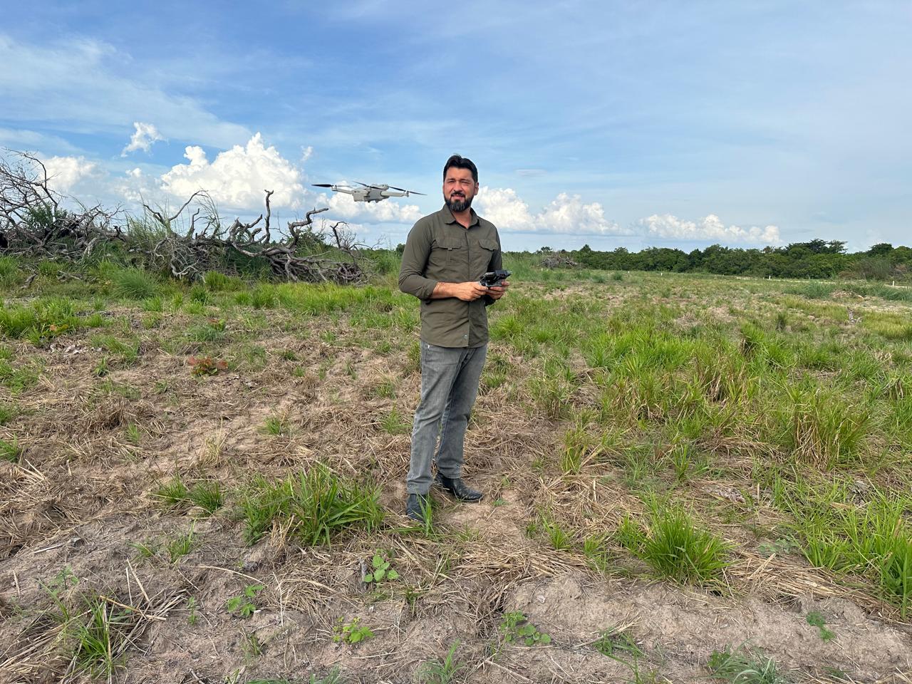 Lin pilotando drone em campo
