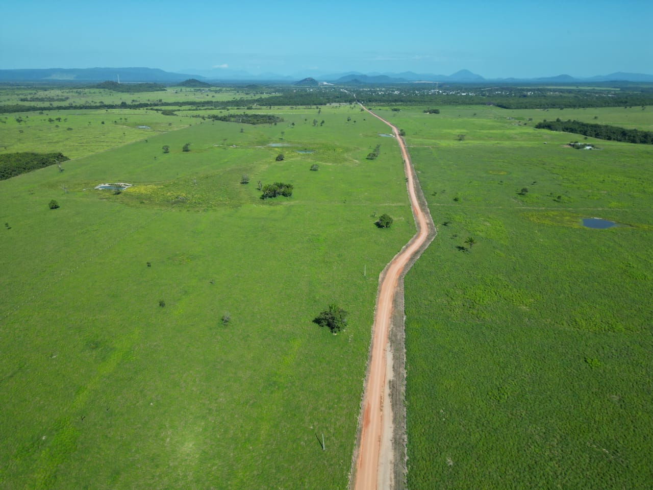 Estrada rural longa em área de lavrado em Roraima