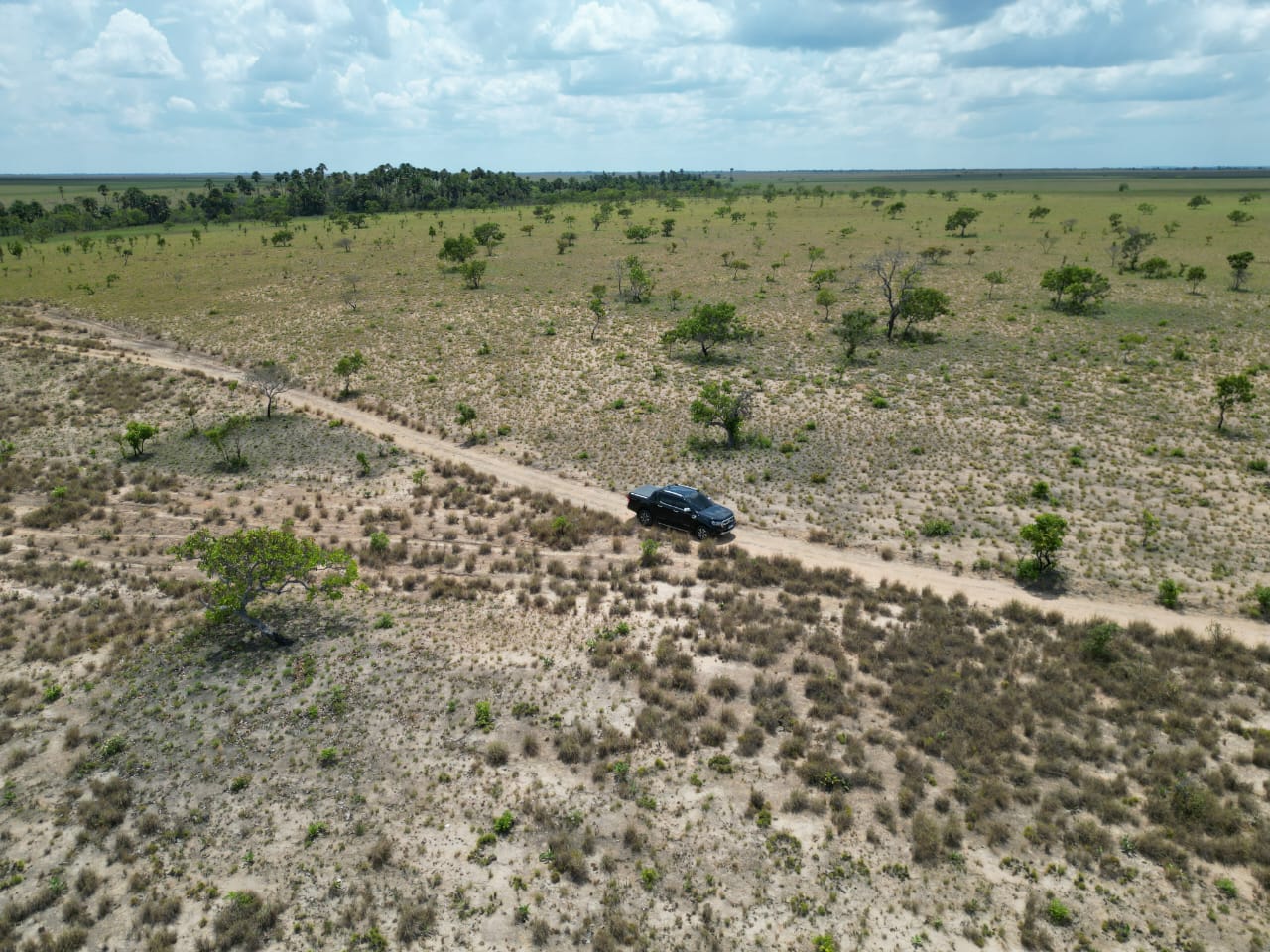 Caminhonete em estrada de chão no lavrado de Roraima