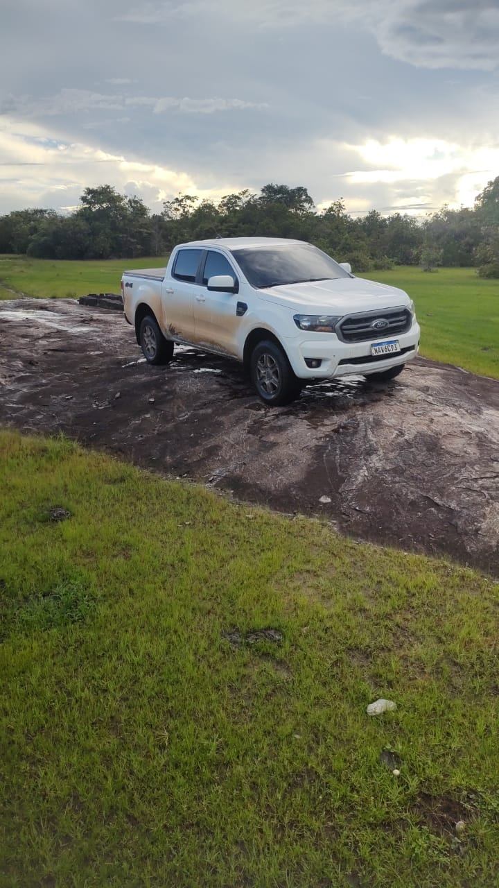 Caminhonete 4x4 posicionada em laje de pedra em área rural de Roraima