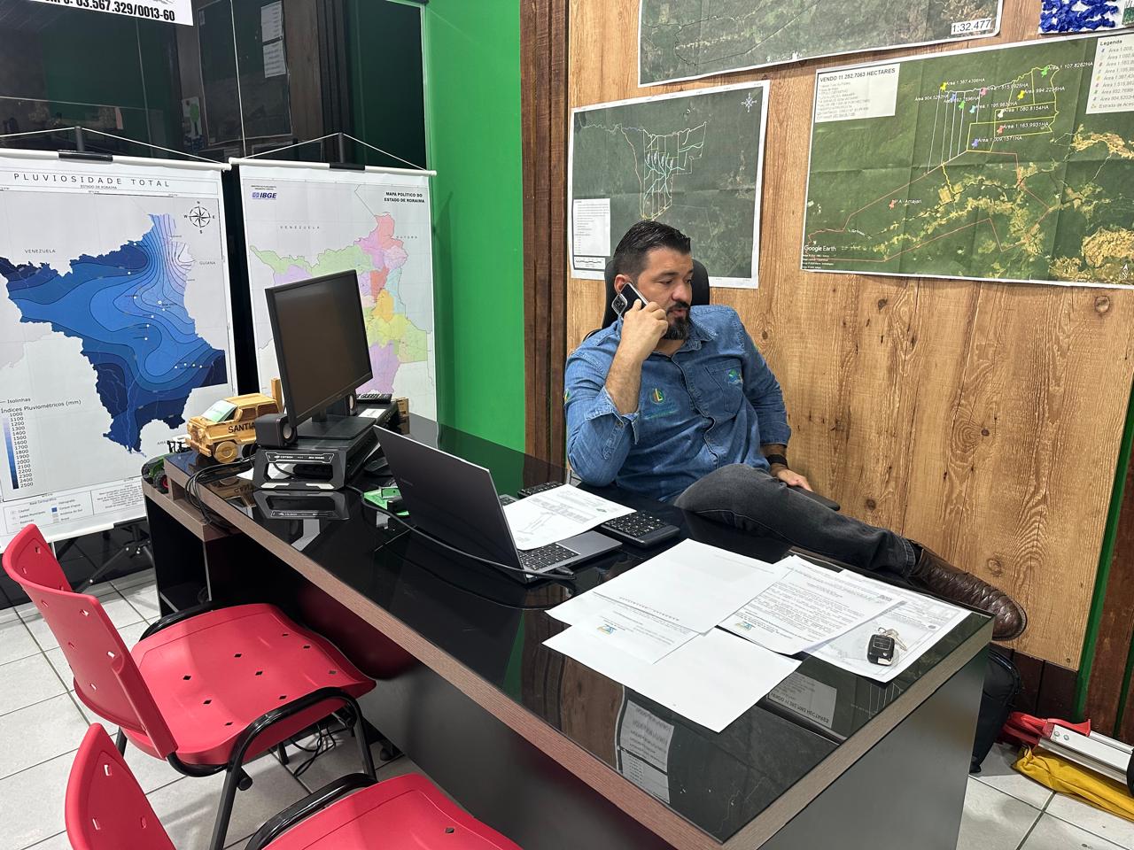 Lin ao telefone com mapas de fundo