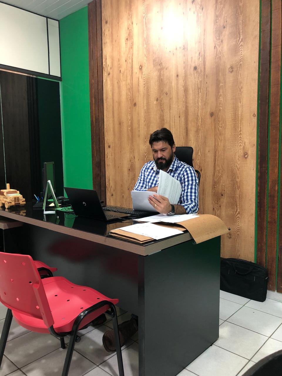 Revisão de papéis e mapa na mesa