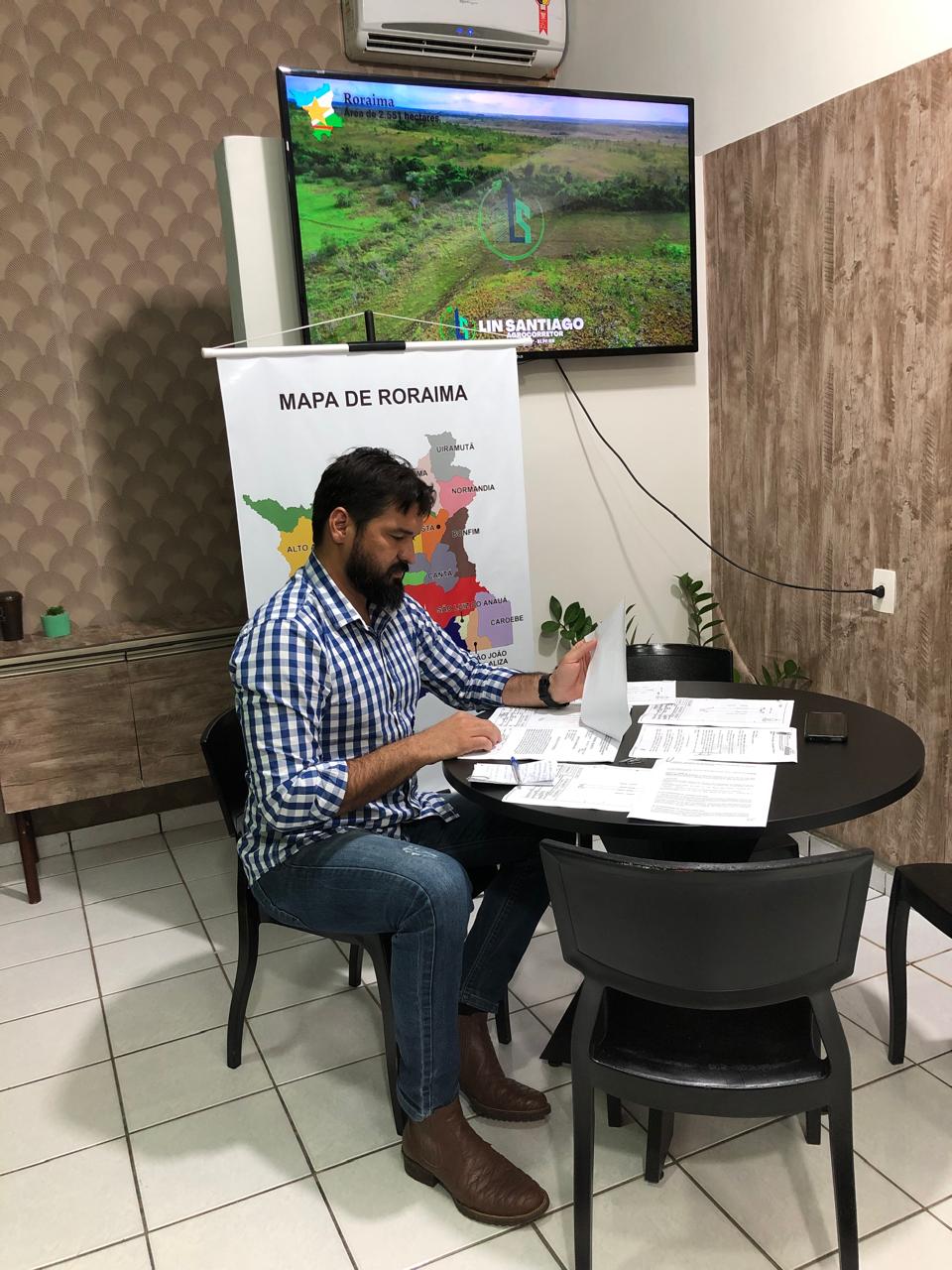 Apresentação com vídeos de drone e mapas no escritório