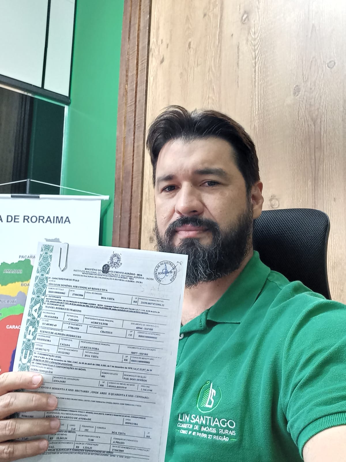 Lin conferindo título e documentos