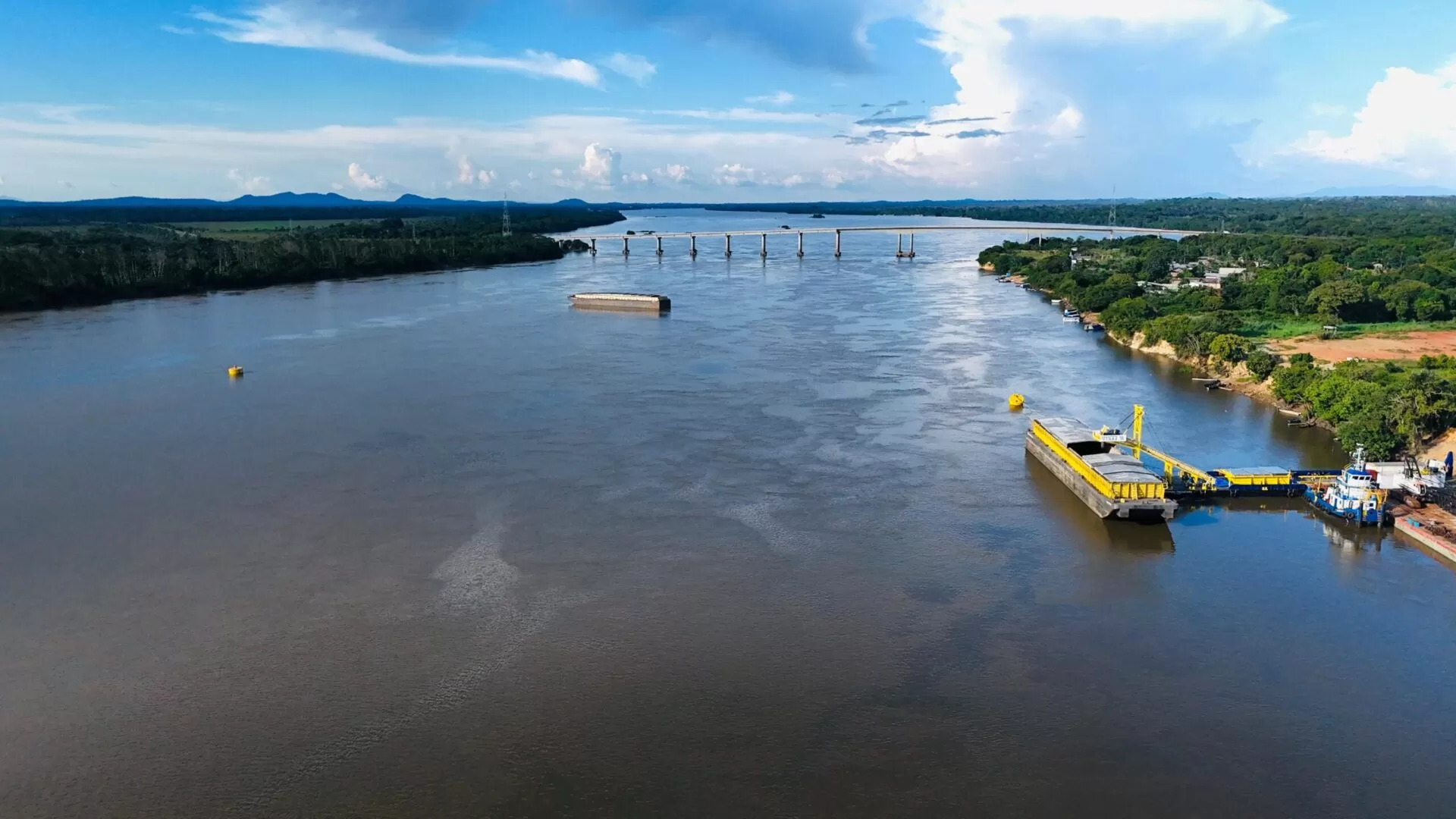 Comboio de pickups na fronteira