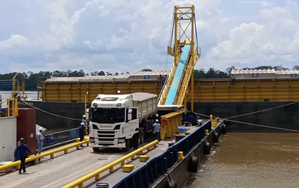 Porto no Rio Branco com barcaças